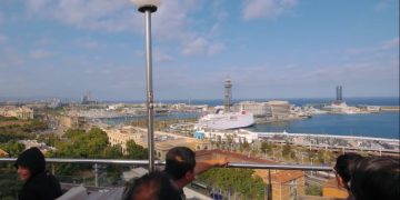 Власти Барселоны разрешили купаться без одежды в бассейнах
