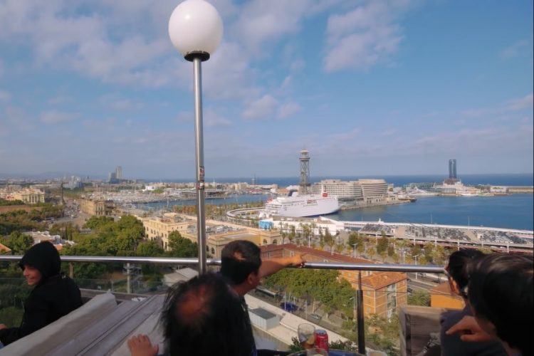 Власти Барселоны разрешили купаться без одежды в бассейнах