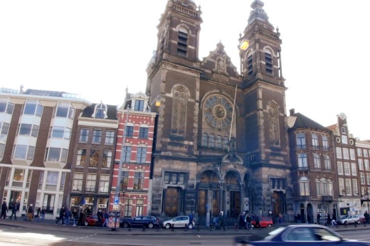 В центре Амстердама покажут картины вместо рекламы