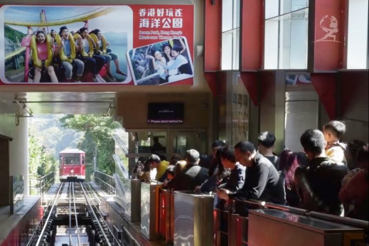 Вслед за Cathay Pacific обвинения в поддержке протестов прозвучали в адрес ЖД компании