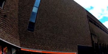 В галерее Тейт Модерн подросток толкнул ребенка со смотровой площадки