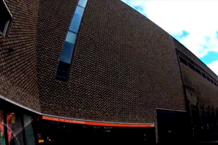 В галерее Тейт Модерн подросток толкнул ребенка со смотровой площадки