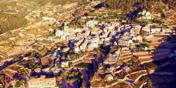 На острове Майорка активисты разбили арендованные туристами авто