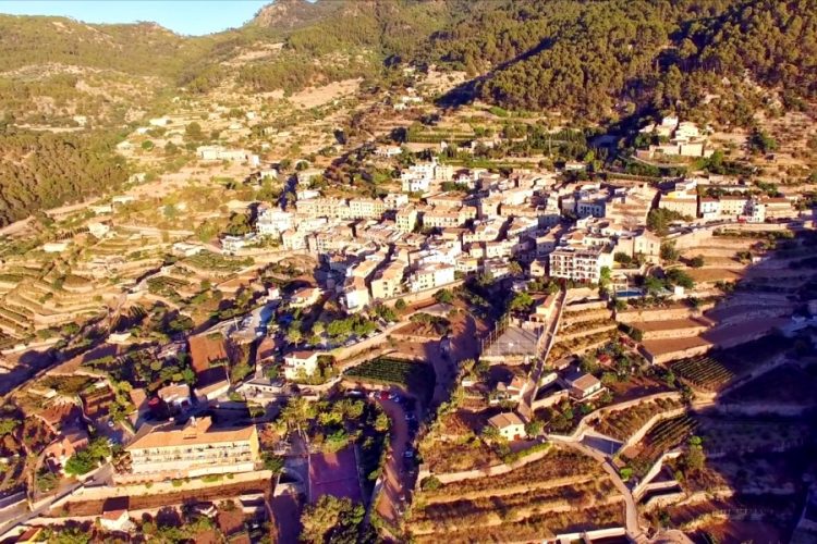 На острове Майорка активисты разбили арендованные туристами авто