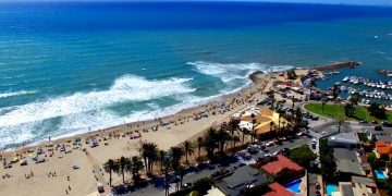 На пляже Испании туристку покусала таинственная синяя рыба