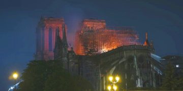 Камни начали падать с потолка Нотр-Дама. Собор может не дотянуть до реконструкции