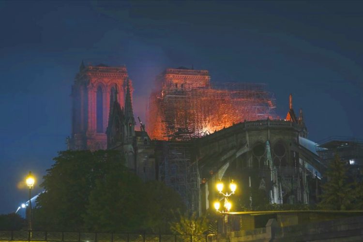 Камни начали падать с потолка Нотр-Дама. Собор может не дотянуть до реконструкции