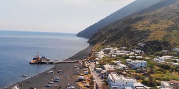 Ученые объяснили активность вулкана Стромболи