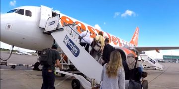 Пассажиров выгнали из самолета easyJet за пьянство и агрессию