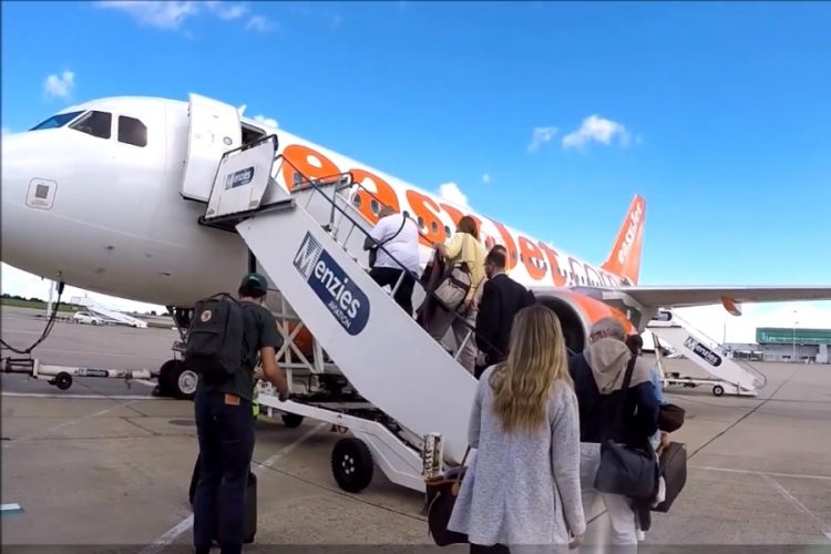 Пассажиров выгнали из самолета easyJet за пьянство и агрессию