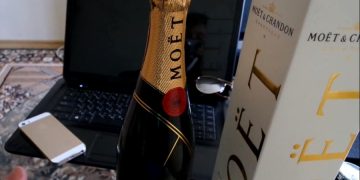 Евростар вводит специальную кнопку для шампанского