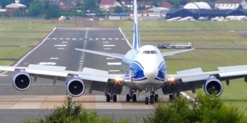 Повстанцы попали ракетой в гражданский аэропорт Саудовской Аравии