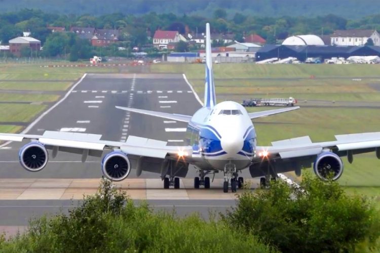Повстанцы попали ракетой в гражданский аэропорт Саудовской Аравии