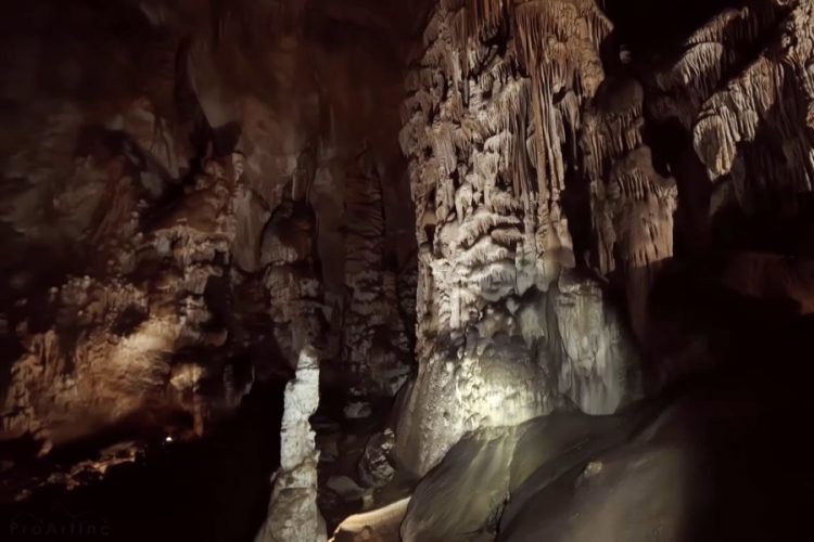 На юге Польши ищут спелеологов, которые оказались в затопленной пещере