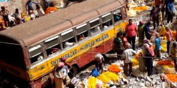 В аэропорт Калькутты не могут подъехать авто