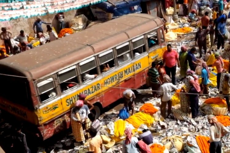 В аэропорт Калькутты не могут подъехать авто