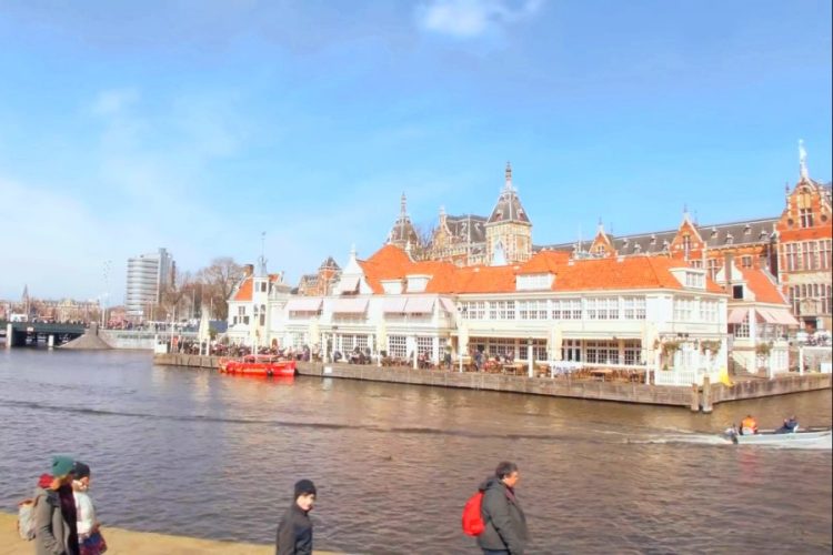 Туристам интересно собирать бутылки в каналах Амстердама