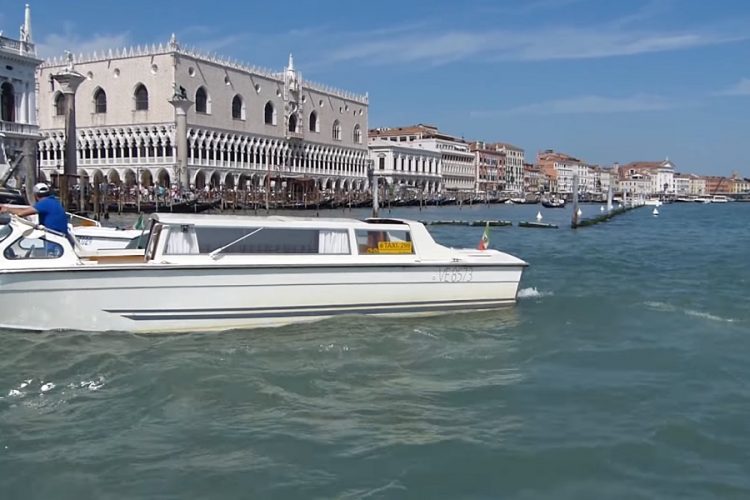 новость 19-09-2019 Два туриста задержаны полицией Венеции за купание нагишом