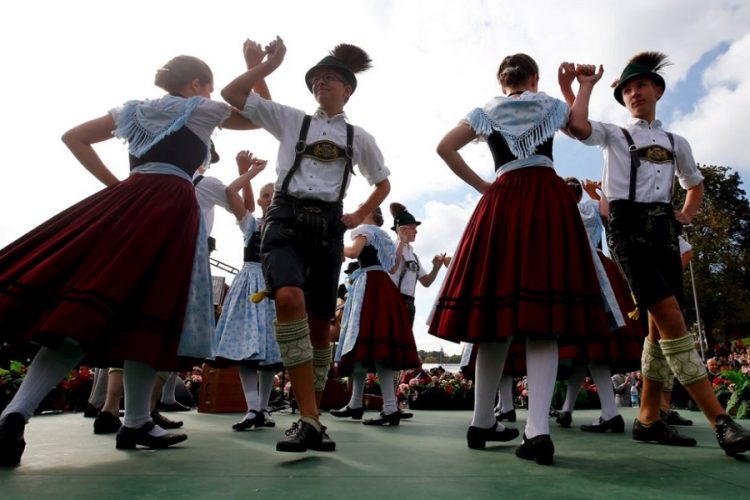 новость 20-09-2019 Стюардессы Lufthansa переоденутся в баварскую одежду