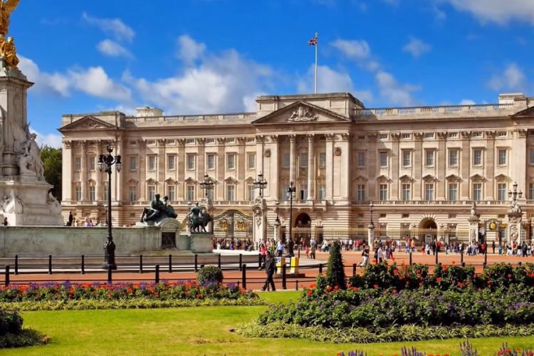 новость 20-09-2019 Пропавшую в Букингемском дворце игрушку вернули девочке