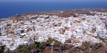 Остров Санторини уже не вмещает всех туристов