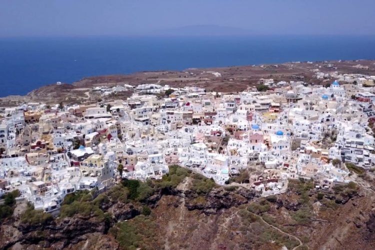 Остров Санторини уже не вмещает всех туристов