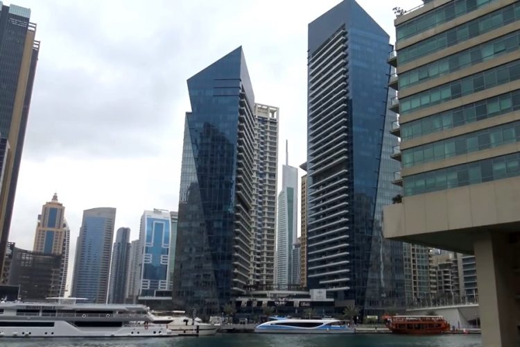 Великобритания рекомендует туристам не ввозить в ОАЭ сигареты и косметику