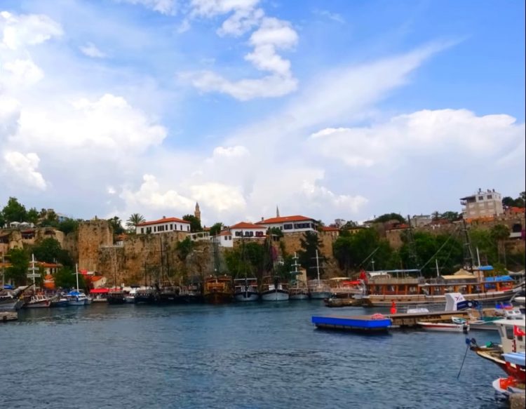 Немецкий археолог подарил Турции корабль из тростника