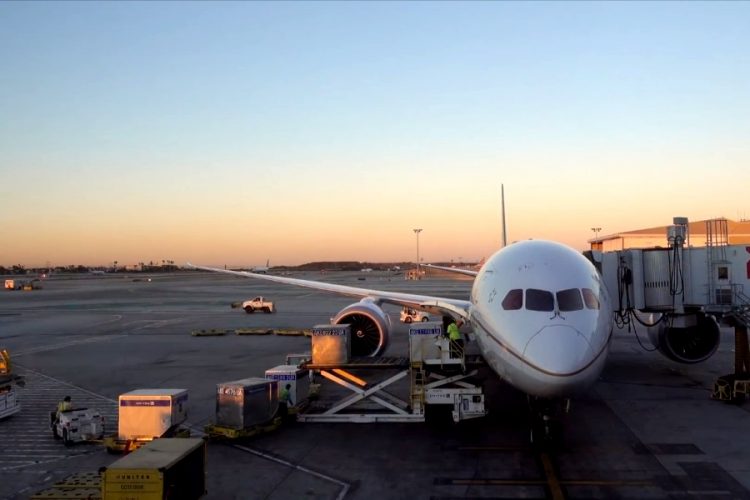 Рейс American Airlines экстренно сел из-за дебошира