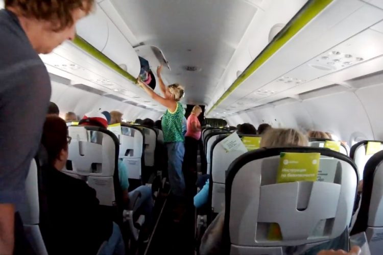 Второй пилот авиакомпании easyJet вышел из кабины во время посадки из-за панической атаки