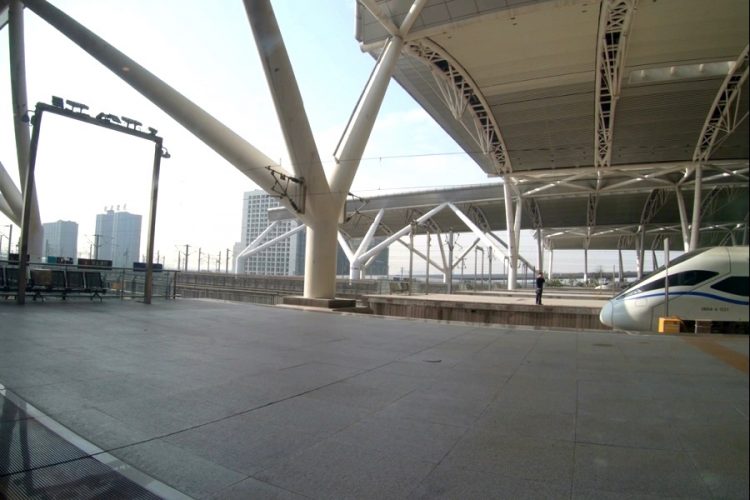 На наземной линии метро Гонконга вагон сошел с рельсов - 8 пострадавших