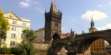 На реке Влтава в Праге начали курсировать пивные лодки