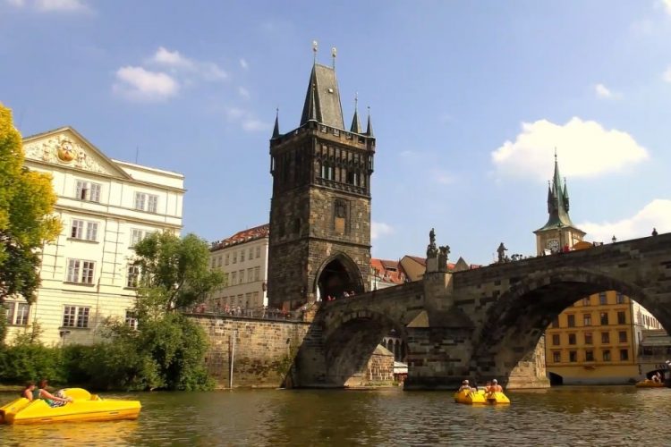 На реке Влтава в Праге начали курсировать пивные лодки