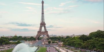 Эйфелева башня - самая популярная достопримечательность в мире