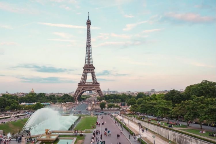 Эйфелева башня - самая популярная достопримечательность в мире