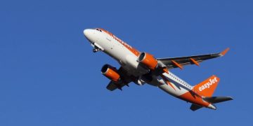 Пассажиры с чемоданами пытались догнать самолет авиакомпании easyJet