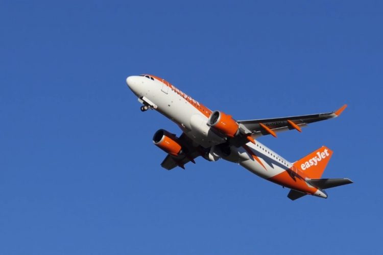 Пассажиры с чемоданами пытались догнать самолет авиакомпании easyJet