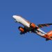 Пассажиры с чемоданами пытались догнать самолет авиакомпании easyJet