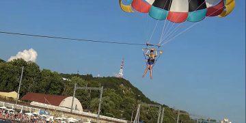 На турецком курорте оборвался парашют с туристами