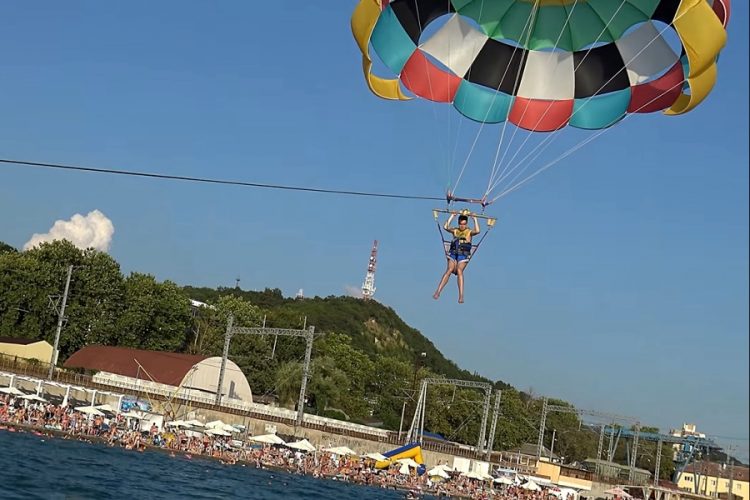 На турецком курорте оборвался парашют с туристами