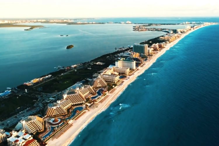 Мексиканские курорты нашли интересный способ борьбы с саргассумом