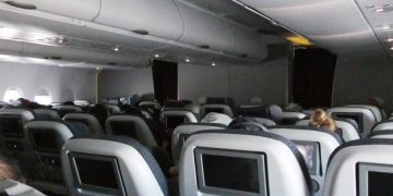 Пассажир British Airways требовал, чтобы его обслуживала "белая" стюардесса