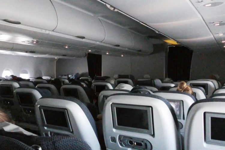 Пассажир British Airways требовал, чтобы его обслуживала "белая" стюардесса