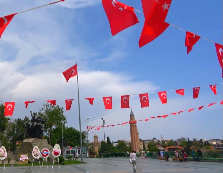 Турецкие чиновники взялись за японских и китайских туристов