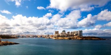 Мигрант украл тележку с товарами в аэропорту Мальты