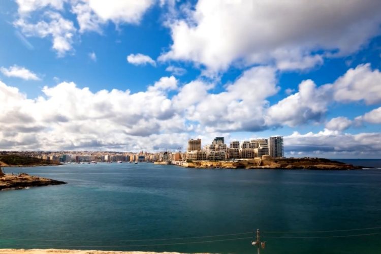 Мигрант украл тележку с товарами в аэропорту Мальты