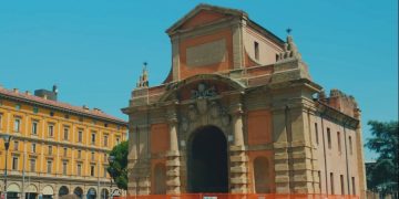 Россияне задержали карманника в городе Болонья