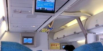 Пассажирка Xiamen Airlines открыла запасную дверь - было очень душно