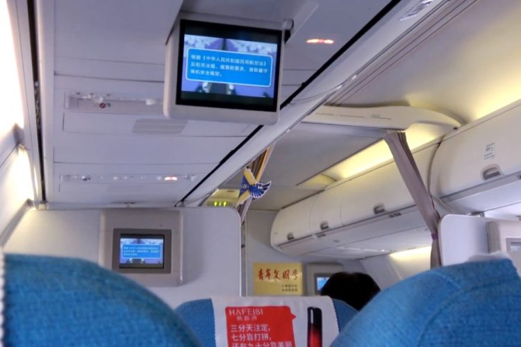 Пассажирка Xiamen Airlines открыла запасную дверь - было очень душно