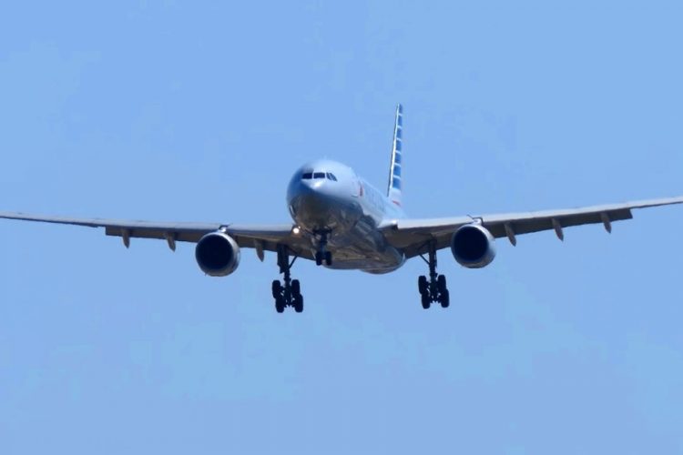 Трансатлантический рейс экстренно сел из-за того, что пилот вылил кофе